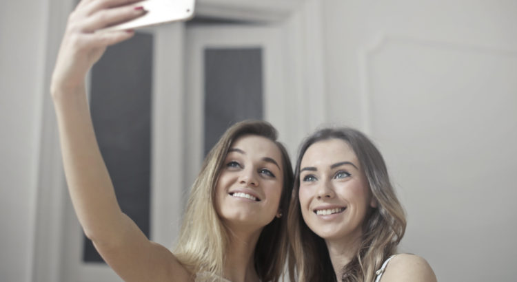 10 Simple Tips How To Look Better on Selfies